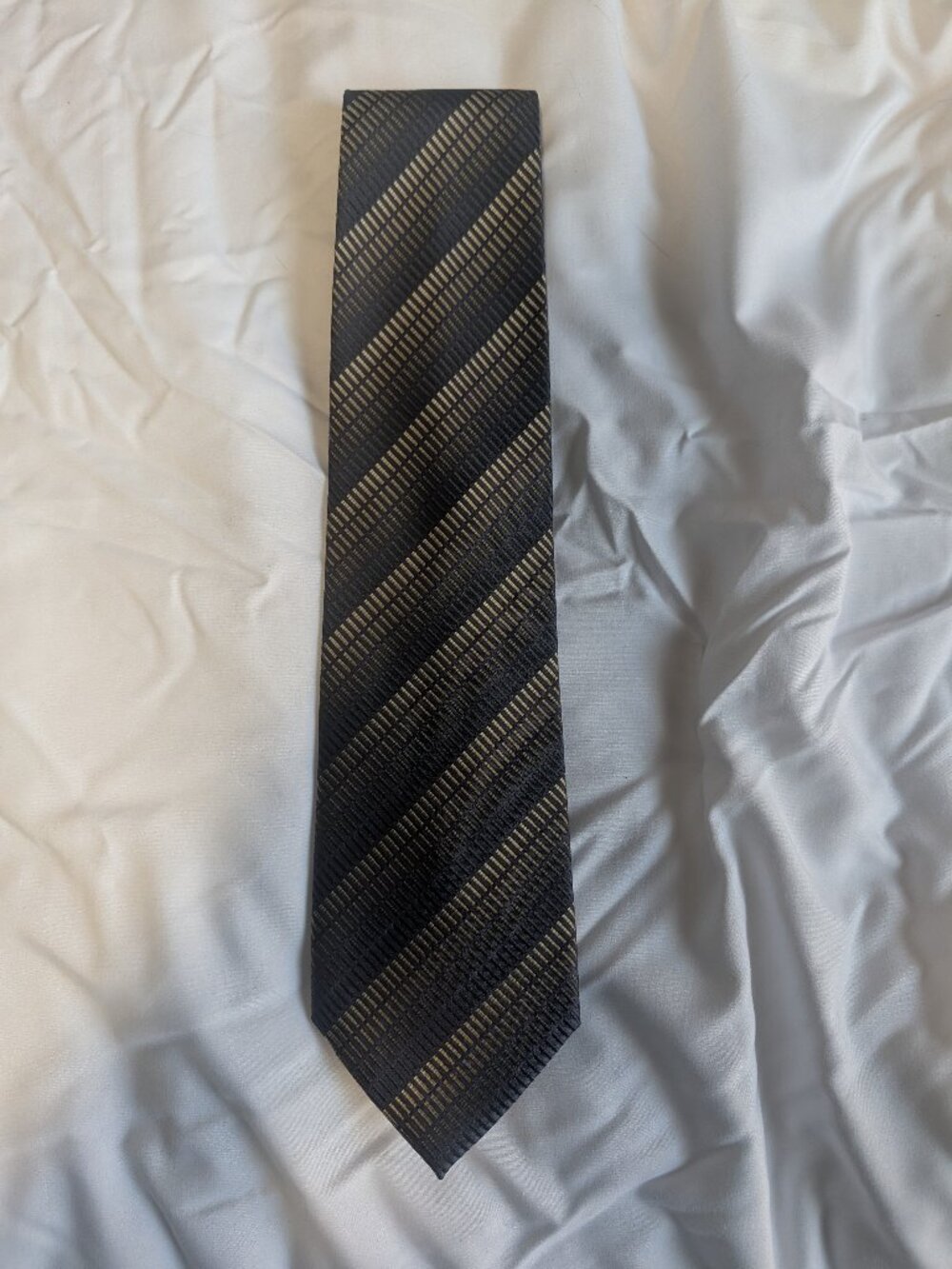 Kenneth Cole New York Men's Silk Tie Navy Blue Gold Diagonal Stripe Necktie